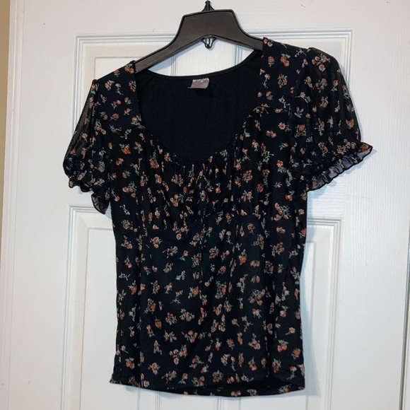 No Boundaries Cute Top With Cute Tie Bow and Cute Frilly Short Sleeves Size XL - Picture 1 of 2